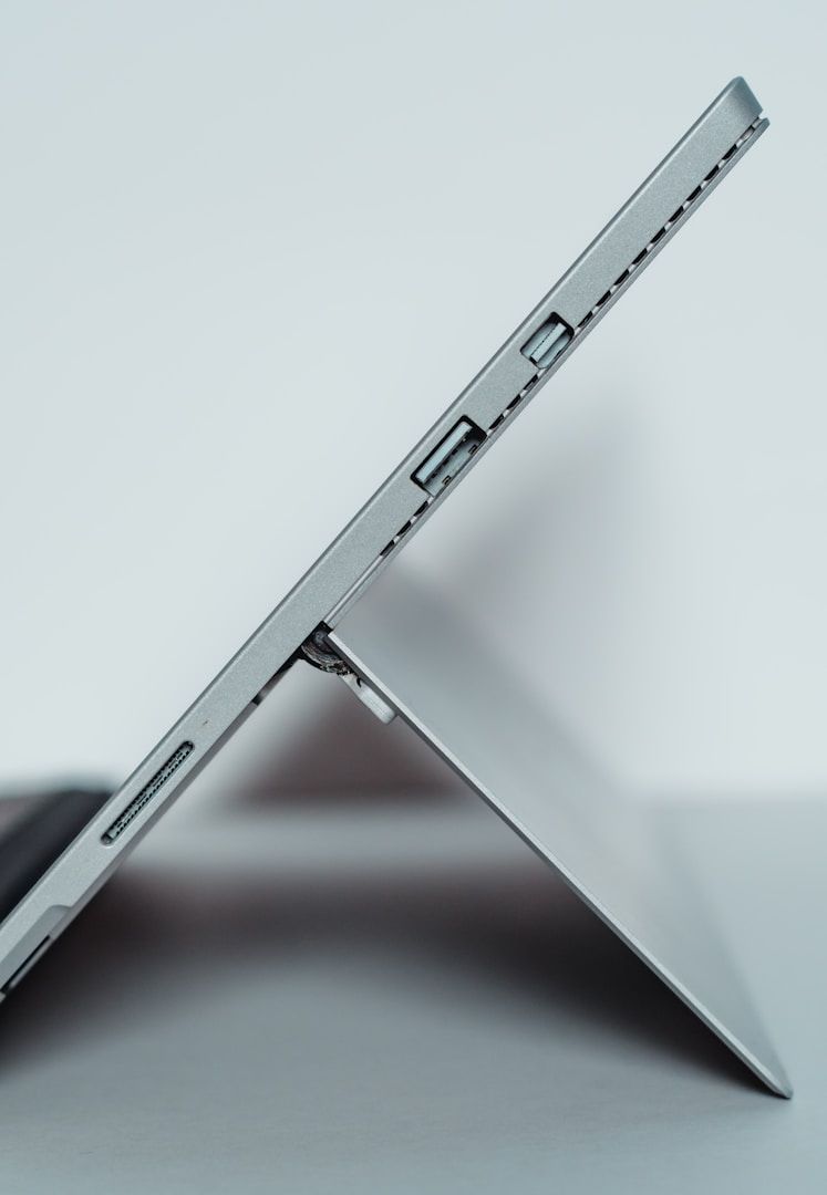 Clapet d'ordinateur portable msi qui s'est déboité