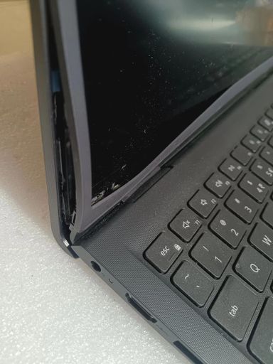 La charnière est cassée, la coque fissurée acer Aspire N18Q13 A515-45